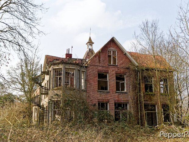 Het Hoompje Het Hoompje in Sluis. Zwaar aan zijn lot overgelaten door projectontwikkelaar... © Pepperpics / Bram Bonnewel