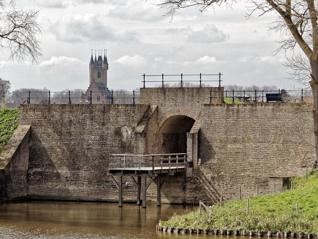Rond Sluis, over en langs de stadswallen De beroemde stadswallen van Sluis, wie kent ze niet. Heerlijk rustig en genieten van de natuur en de oude vestigwerken....